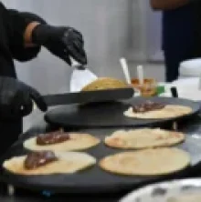 buffet mundial le frances - preparando crepes doces
