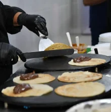 buffet mundial le frances - preparando crepes doces